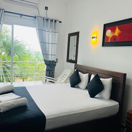 Liyonaa Beach Hotel 트링코말리 외부 사진