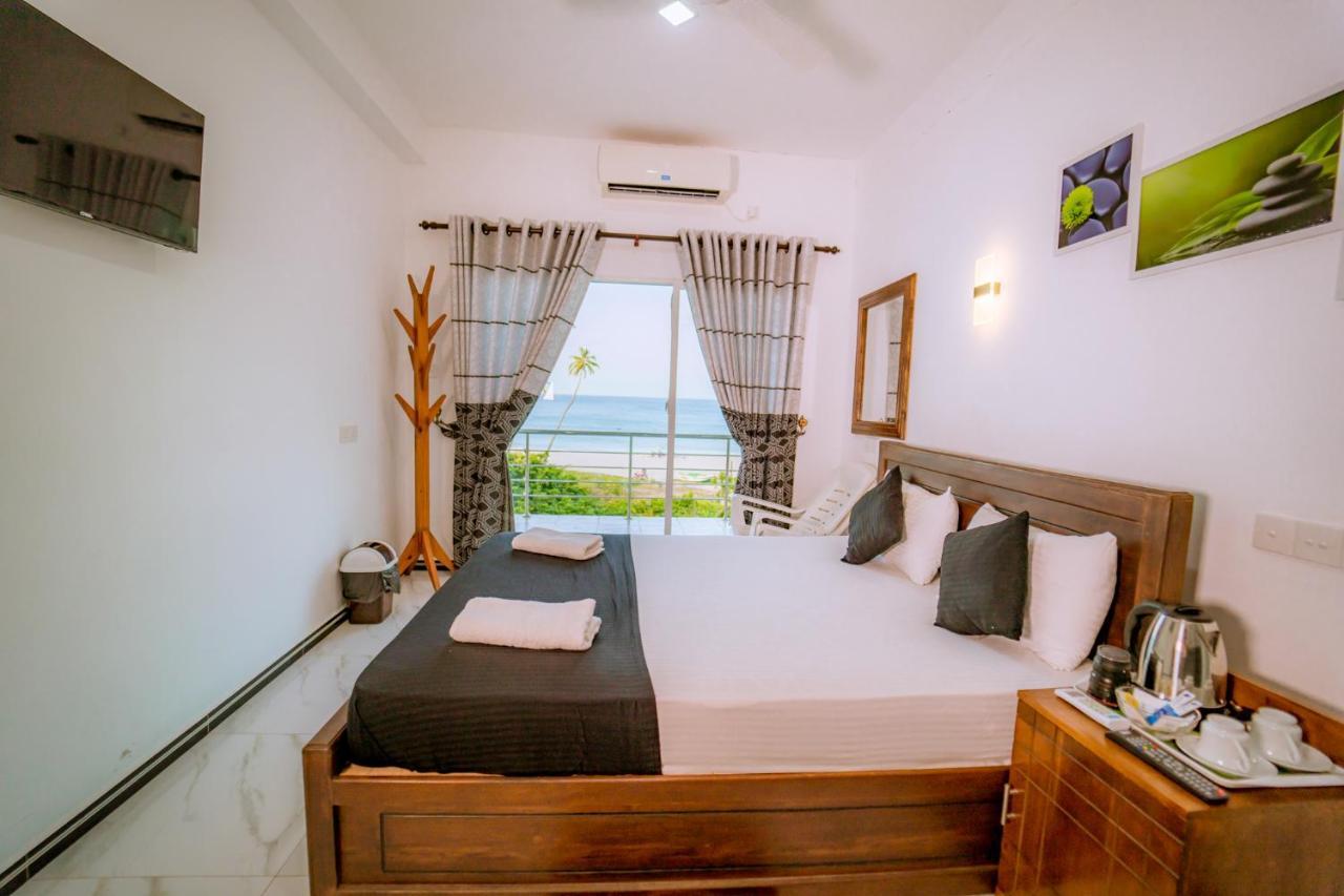 Liyonaa Beach Hotel 트링코말리 외부 사진