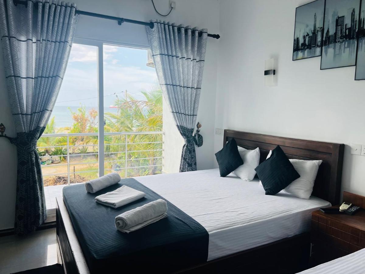 Liyonaa Beach Hotel 트링코말리 외부 사진