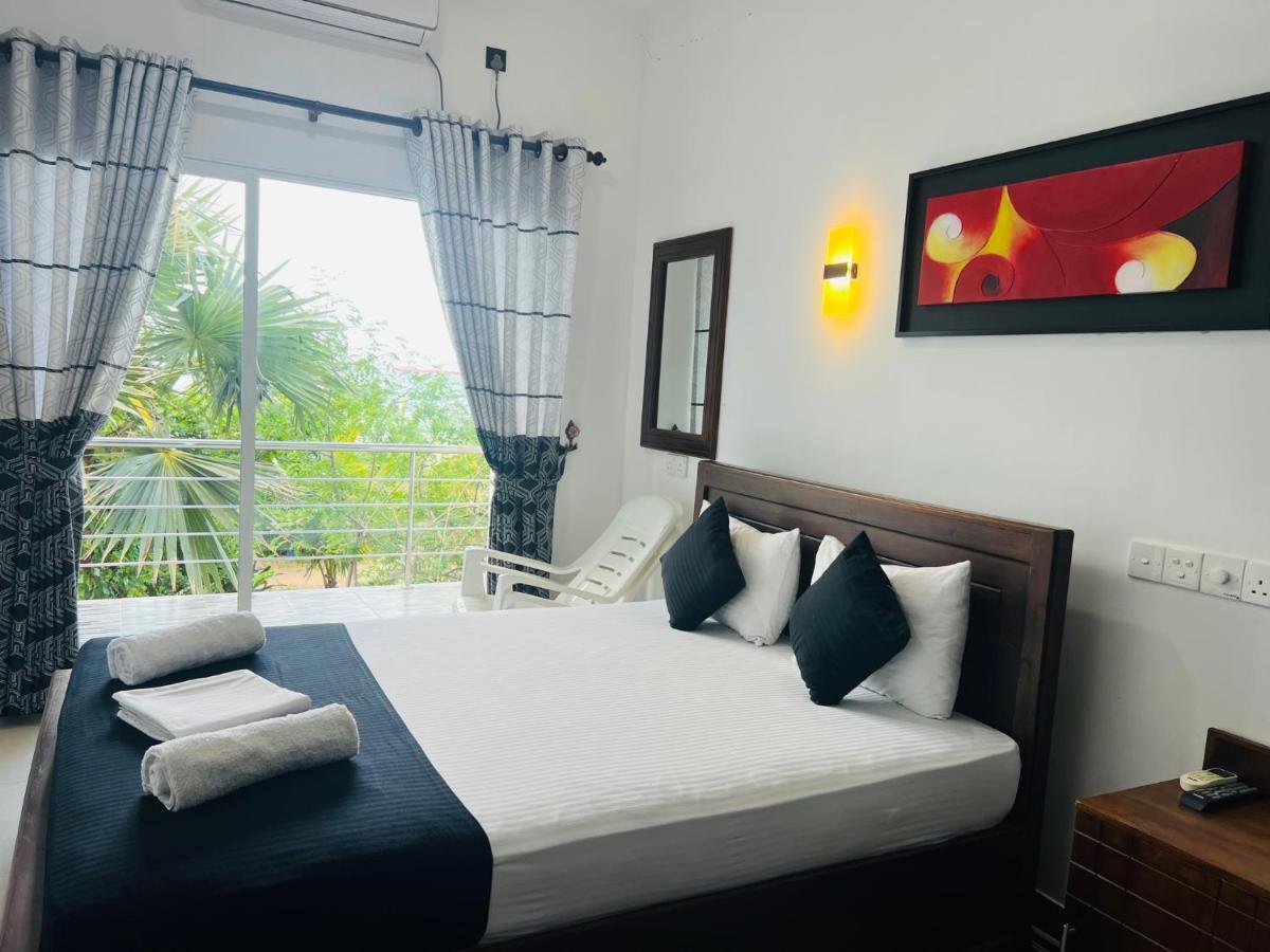 Liyonaa Beach Hotel 트링코말리 외부 사진
