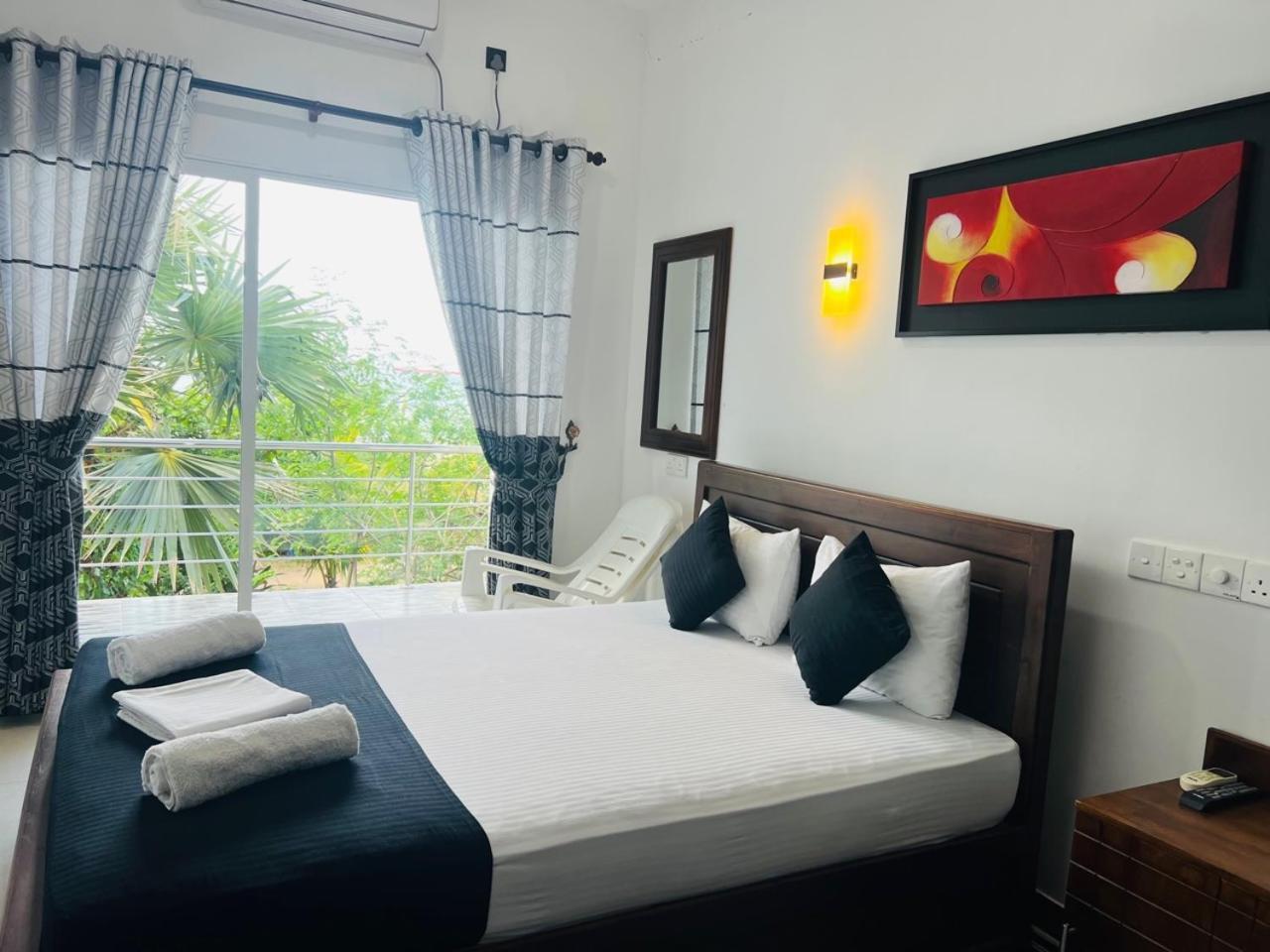 Liyonaa Beach Hotel 트링코말리 외부 사진