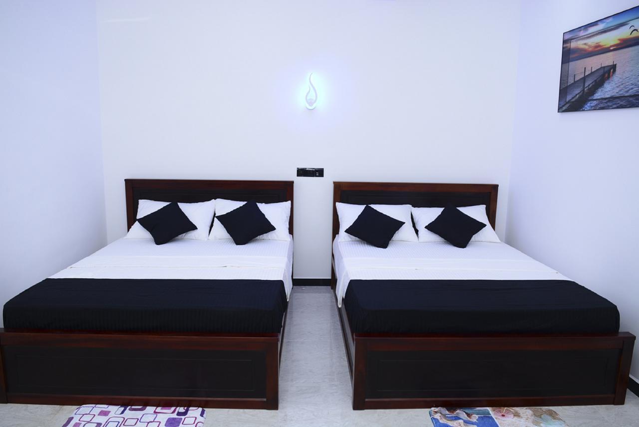 Liyonaa Beach Hotel 트링코말리 외부 사진