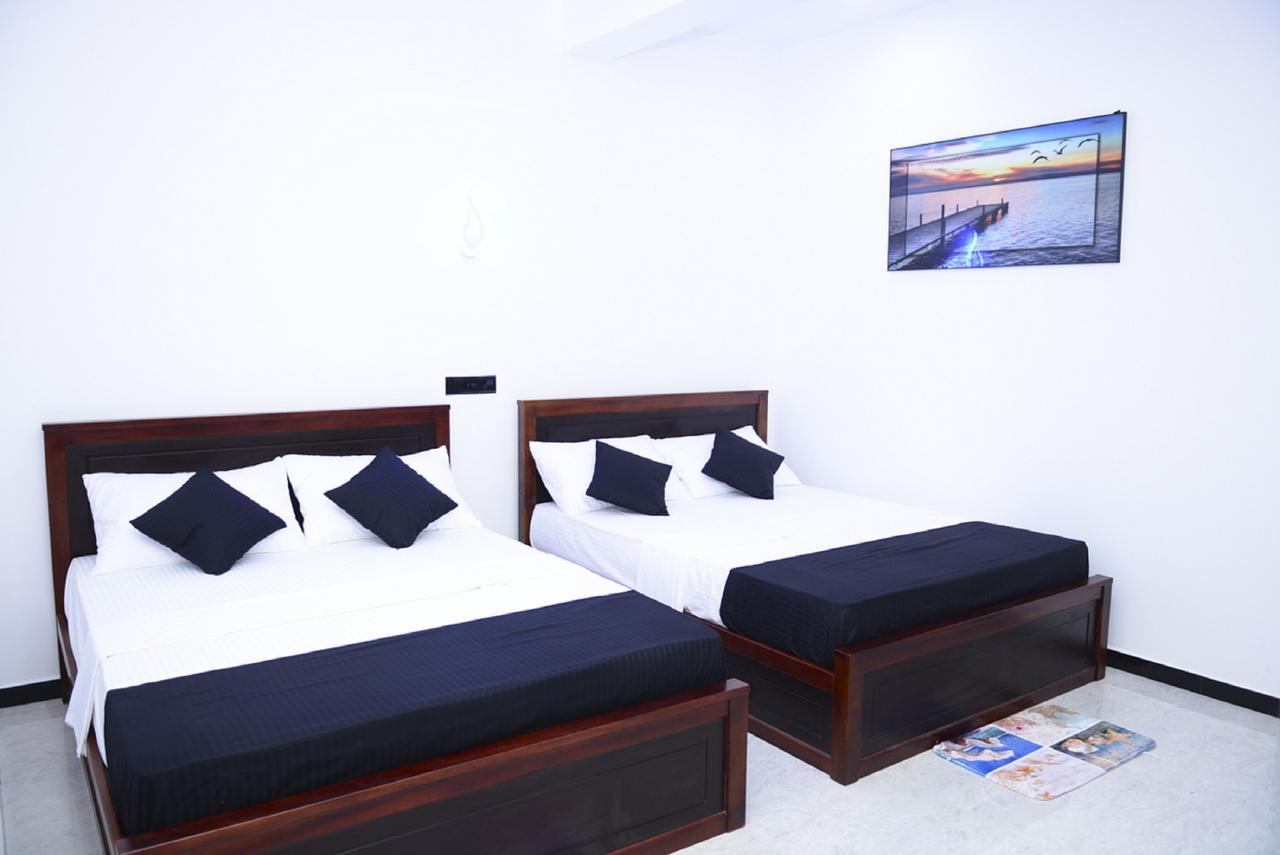Liyonaa Beach Hotel 트링코말리 외부 사진