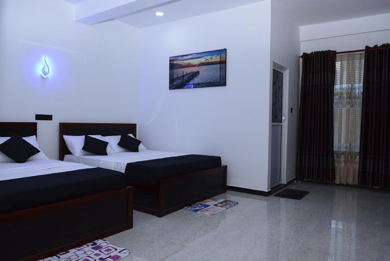 Liyonaa Beach Hotel 트링코말리 외부 사진