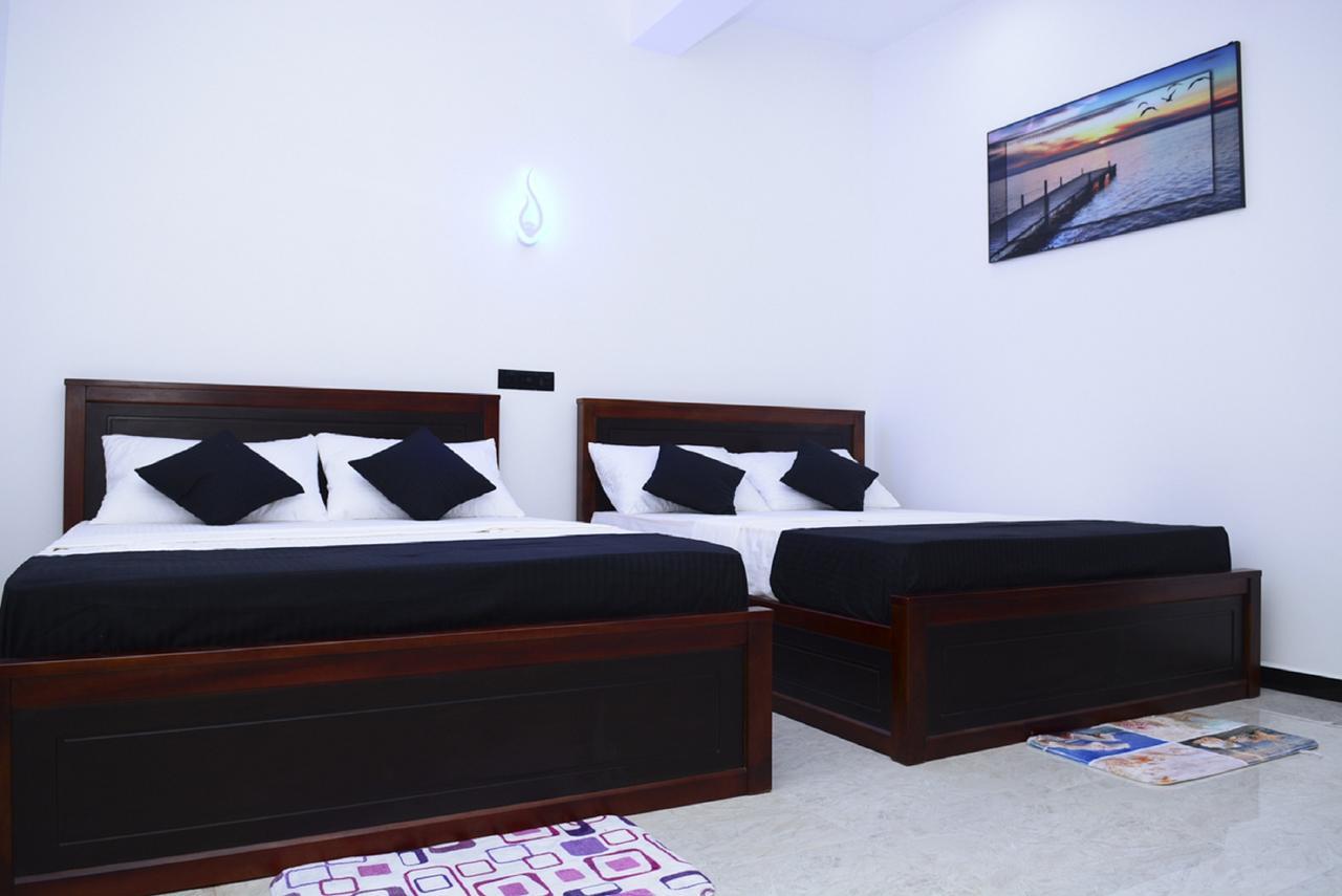 Liyonaa Beach Hotel 트링코말리 외부 사진