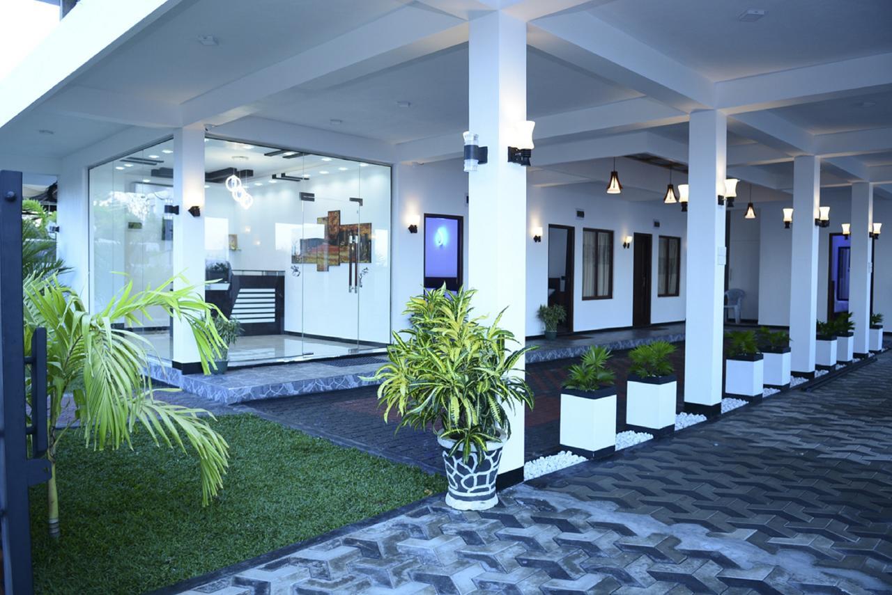 Liyonaa Beach Hotel 트링코말리 외부 사진